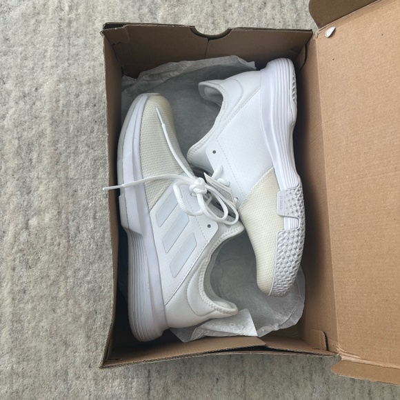 NEW Adidas 7.5 Women's Game Court Tennis Shoes Sneakers White Cream New in Box - Picture 2 of 6
